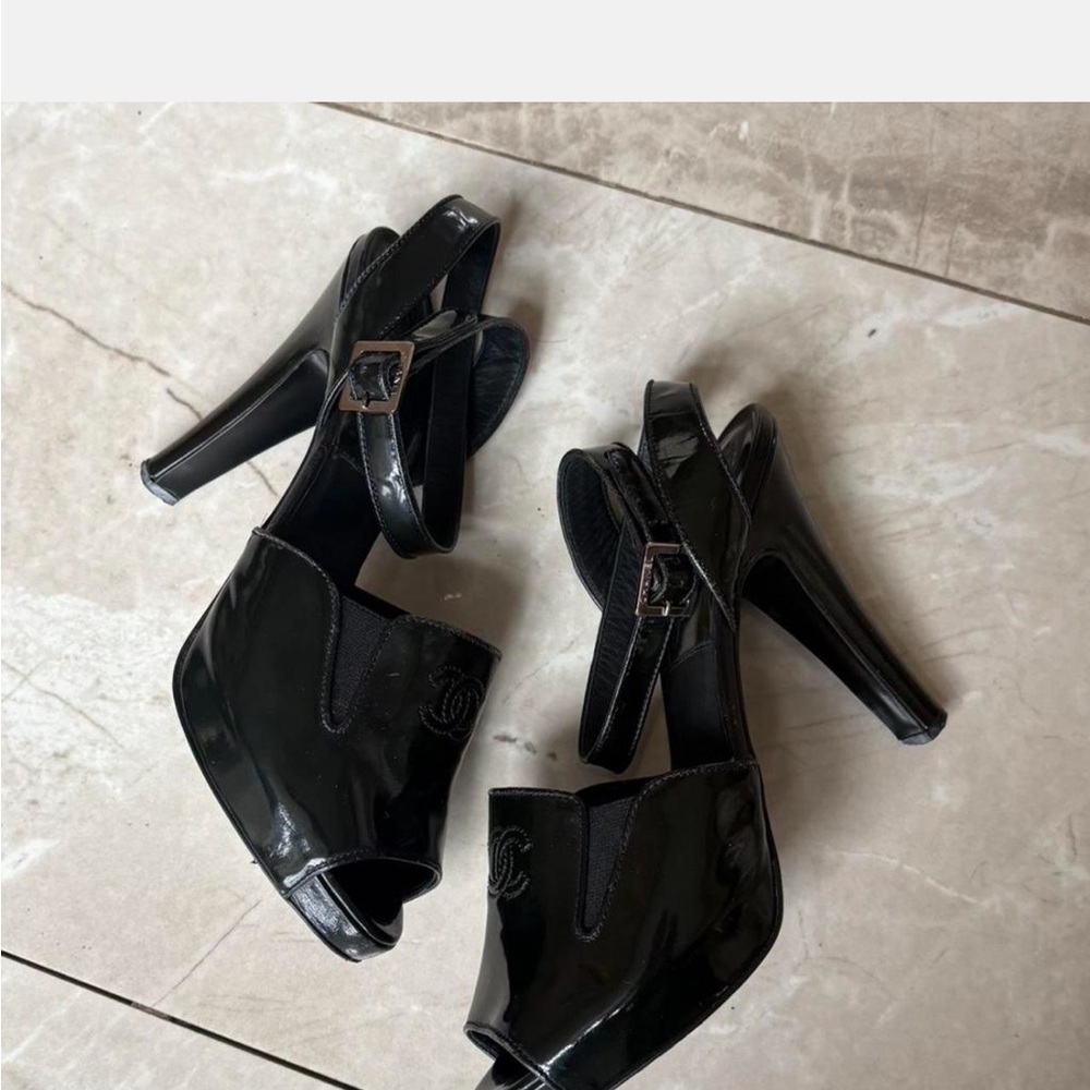 CHANEL Glossy Black Heels with Logo Detail - Picture 7 of 8